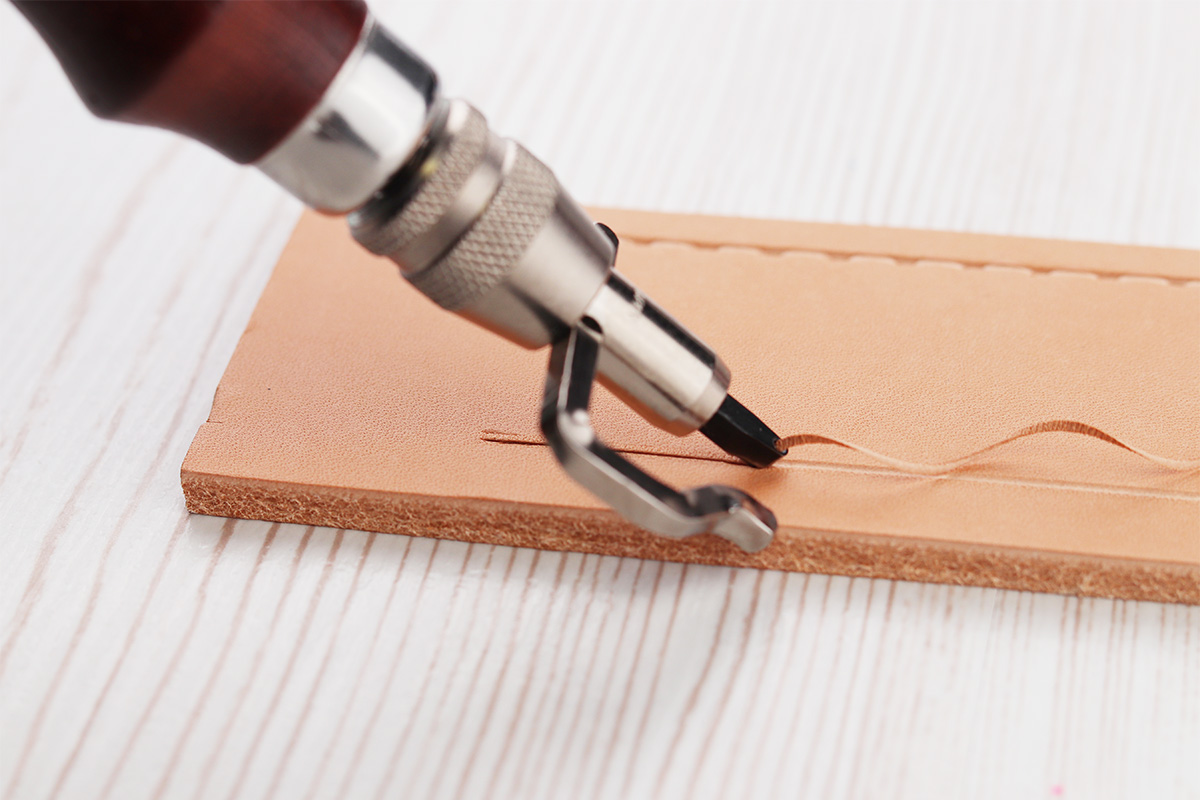 5 TRADITIONAL LEATHERWORKING TOOLS YOU NEED!